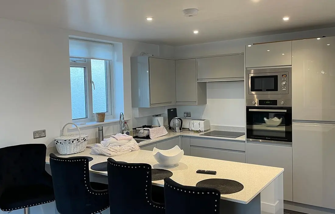 Finished kitchen with island and breakfast bar in a Southbourne flat refurbishment